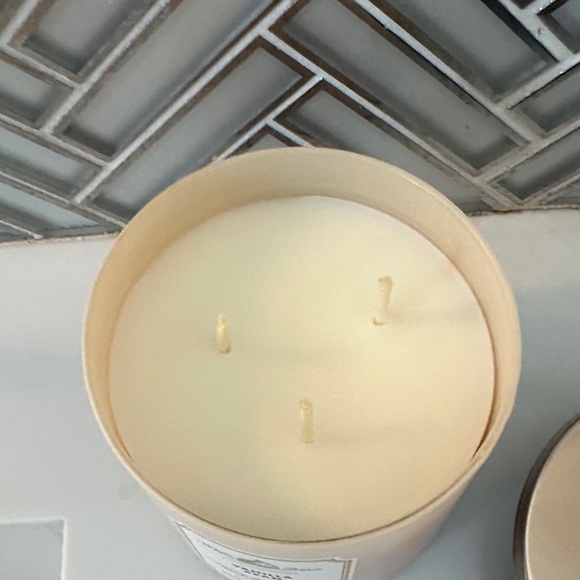 White Barn Vanilla Bean Candle with Gold Lid - Picture 3 of 4